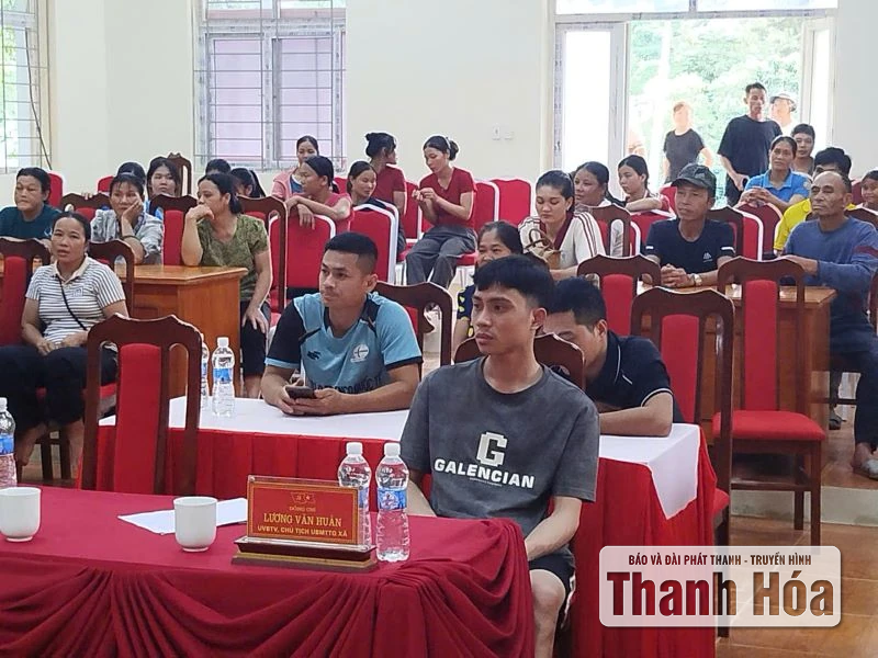 Warga di komune perbatasan Na Meo dengan gembira menerima hadiah istimewa di Hari Kemerdekaan