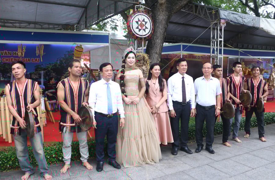 lanh-dao-tinh-gia-lai-va-hoa-hau-dai-su-du-lich-viet-nam-2024-dinh-thi-hoa-trai-nghiem-van-hoa-cong-chieng.jpg