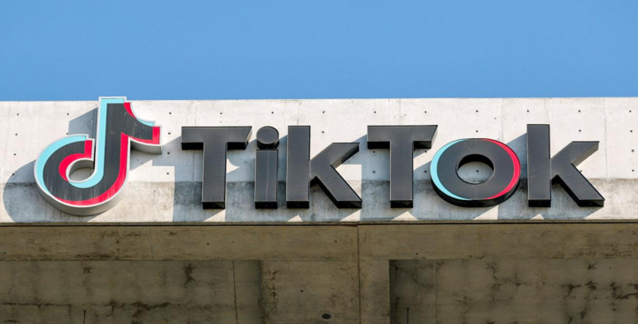 Logotipo do TikTok em um prédio nos EUA. (Fonte: Reuters)