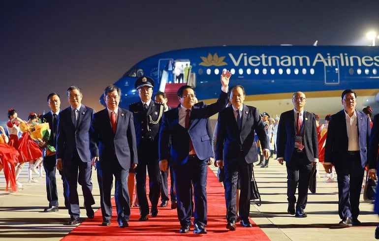 vna-potal-thu-tuong-bat-dau-chuyen-tham-du-hoi-nghi-thuong-dinh-to-chuc-hop-tac-thuong-hai-sco-2025-8245981.jpg