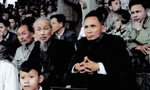 ប្រធានហូជីមិញ និងនាយករដ្ឋមន្ត្រី Pham Van Dong បានចូលរួមការប្រកួតបើកកីឡដ្ឋាន Hang Day រវាងក្រុមភ្នំពេញ (កម្ពុជា) និងក្រុម Hai Phong។ (រូបថត៖ វៀងហុងក្វាង ការកសាងពណ៌ឡើងវិញពីប័ណ្ណសារ VNA រូបថត)