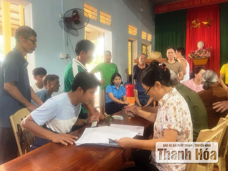 La comuna de Ha Trung se esfuerza por completar la entrega de obsequios del Día Nacional a la gente esta noche.