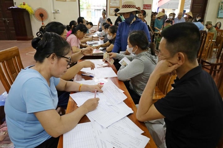 Banyak daerah yang telah memberikan uang kepada masyarakat. (Foto: Tuoi Tre Thu Do)