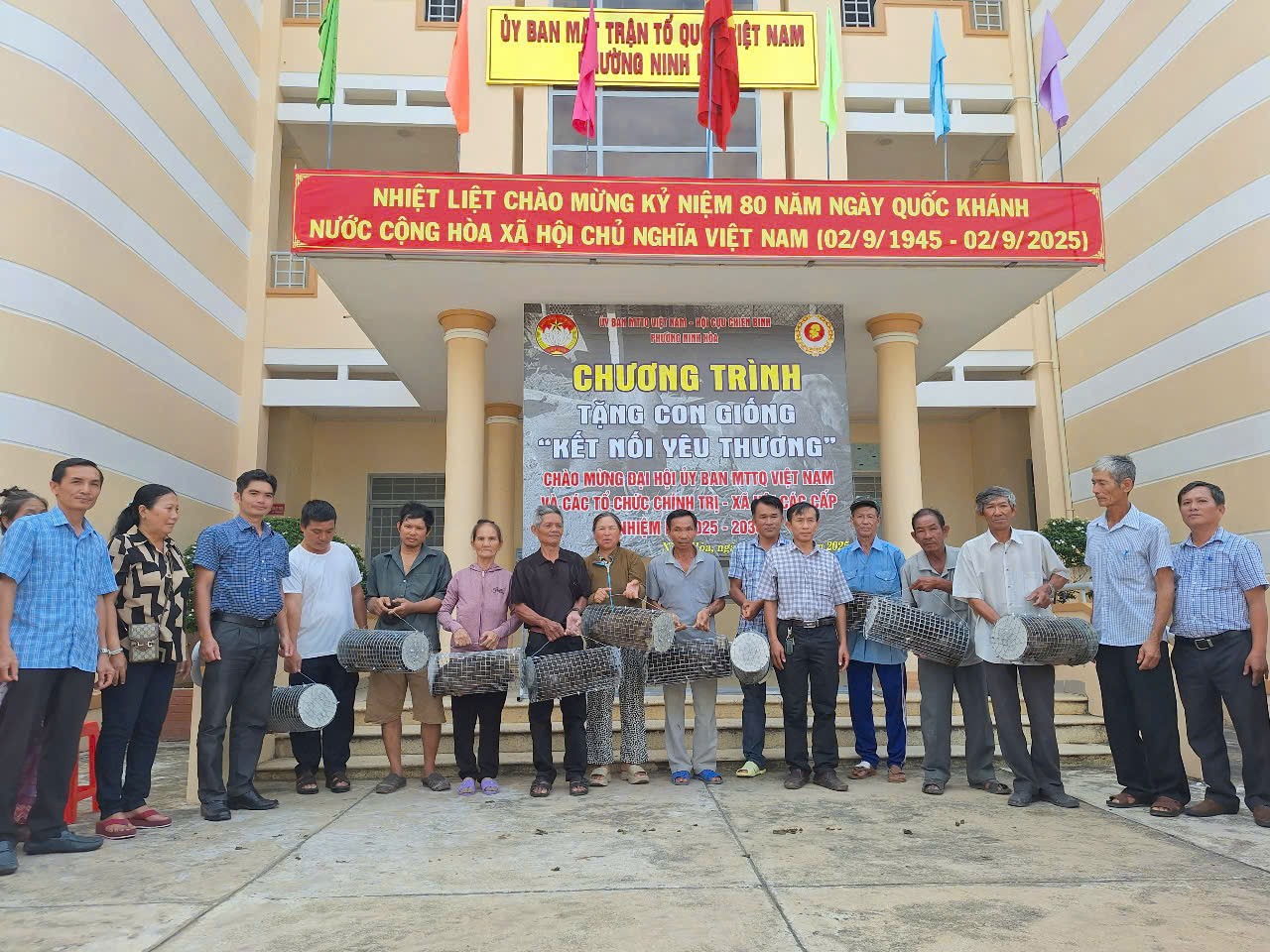 ການ​ນຳ​ຄະ​ນະ​ກຳ​ມະ​ການ​ແນວ​ໂຮມ​ປະ​ເທດ​ຊາດ​ຫວຽດ​ນາມ​ແຂວງ Ninh Hoa ໄດ້​ສະ​ເໜີ​ການ​ລ້ຽງ​ໝູ​ໃຫ້​ບັນ​ດາ​ຄອບ​ຄົວ​ທີ່​ມີ​ຄວາມ​ຫຍຸ້ງ​ຍາກ.