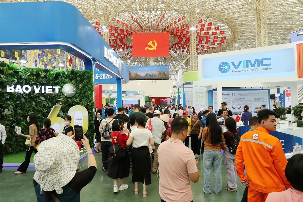 Hơn 1 triệu lượt khách tham quan Triển lãm Thành tựu đất nước sau 3 ngày - ảnh 1