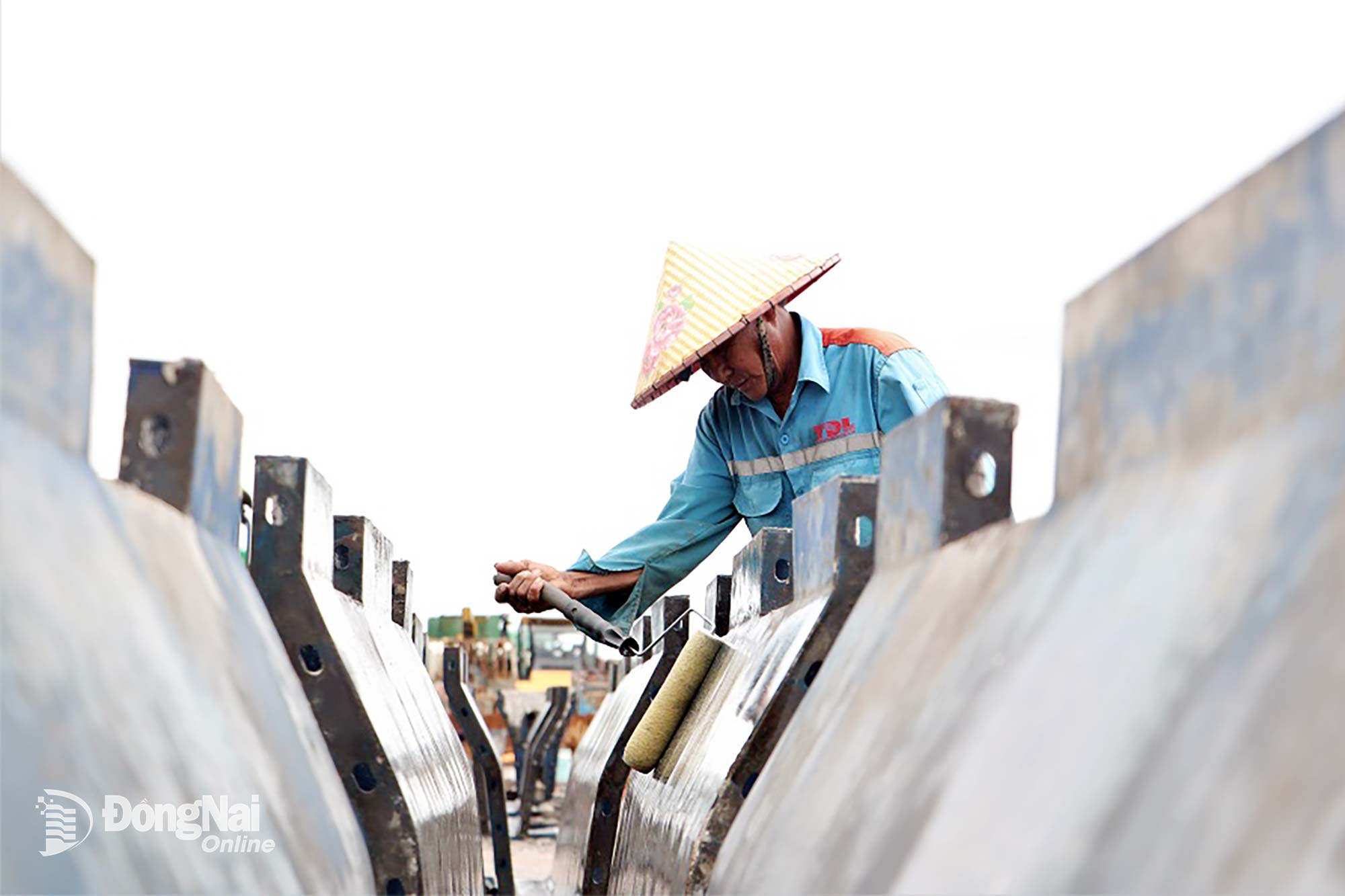 Pour assurer la continuité des travaux pendant les vacances, les entrepreneurs ont mobilisé des centaines d'ouvriers pour la construction des éléments du projet. Photo : Pham Tung
