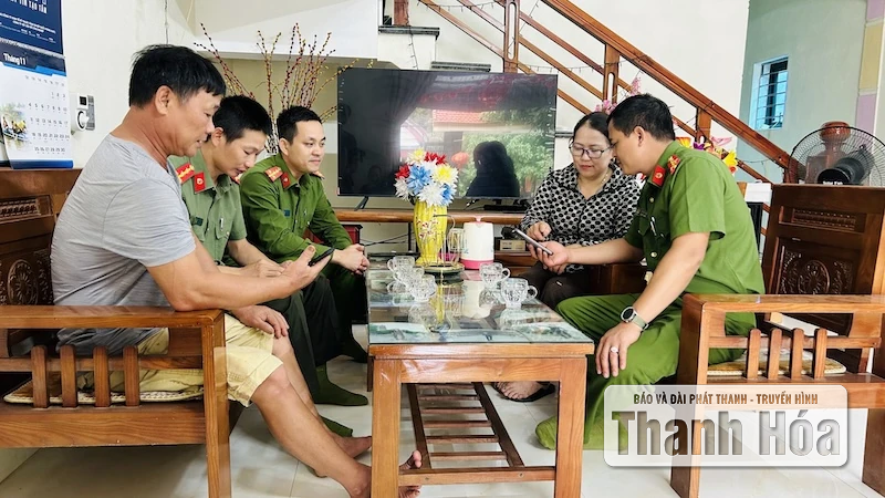 Die Polizei von Thanh Hoa unterstützt die Menschen bei der Entgegennahme von Geschenken anlässlich des 80. Jahrestages der Augustrevolution und des Nationalfeiertags am 2. September