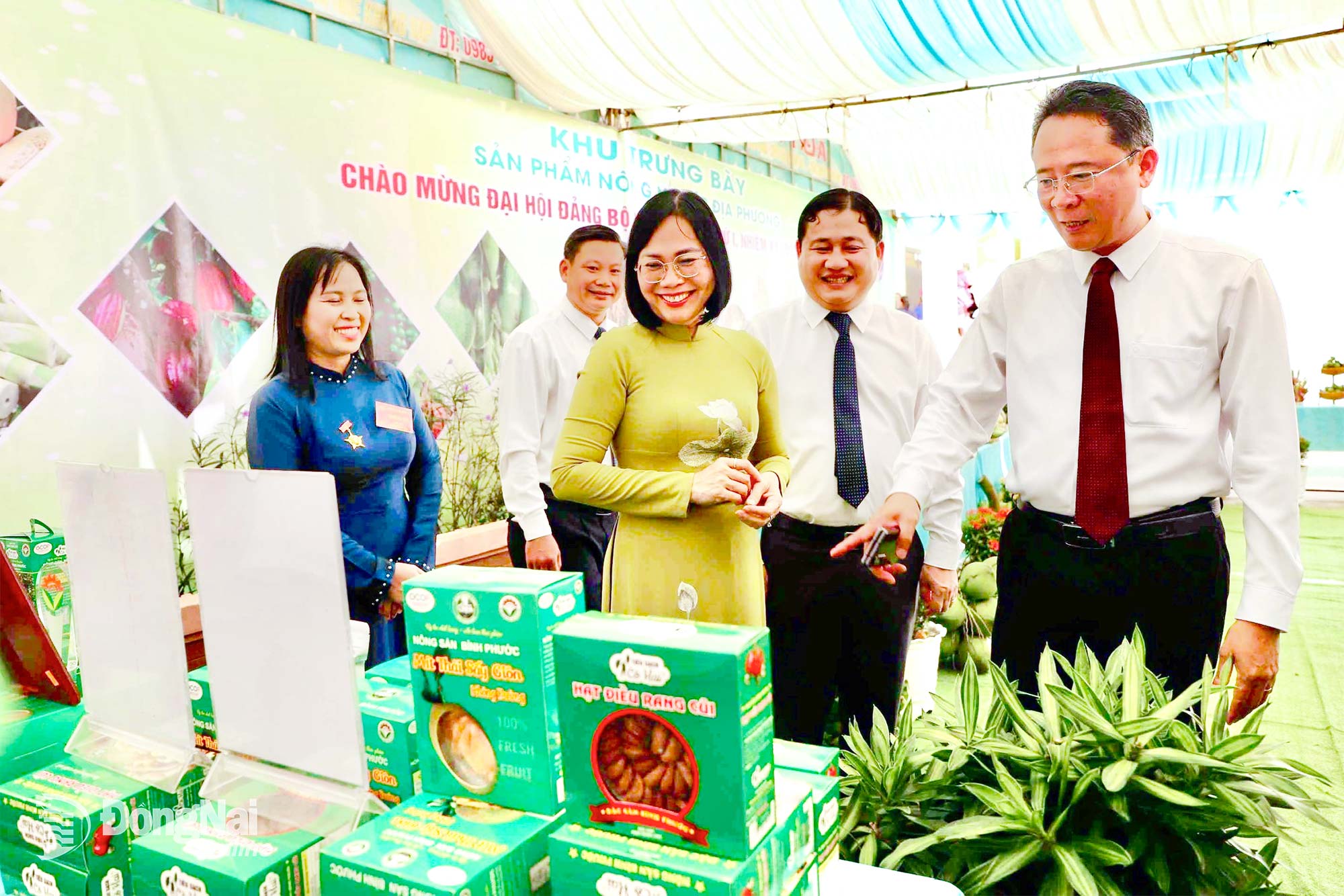 Nguyen Thi Hoang (au centre), membre du Comité provincial du Parti et vice-présidente du Comité populaire provincial, visite la zone d'exposition des produits agricoles et des produits OCOP de la commune de Dak O. Photo : Binh Nguyen