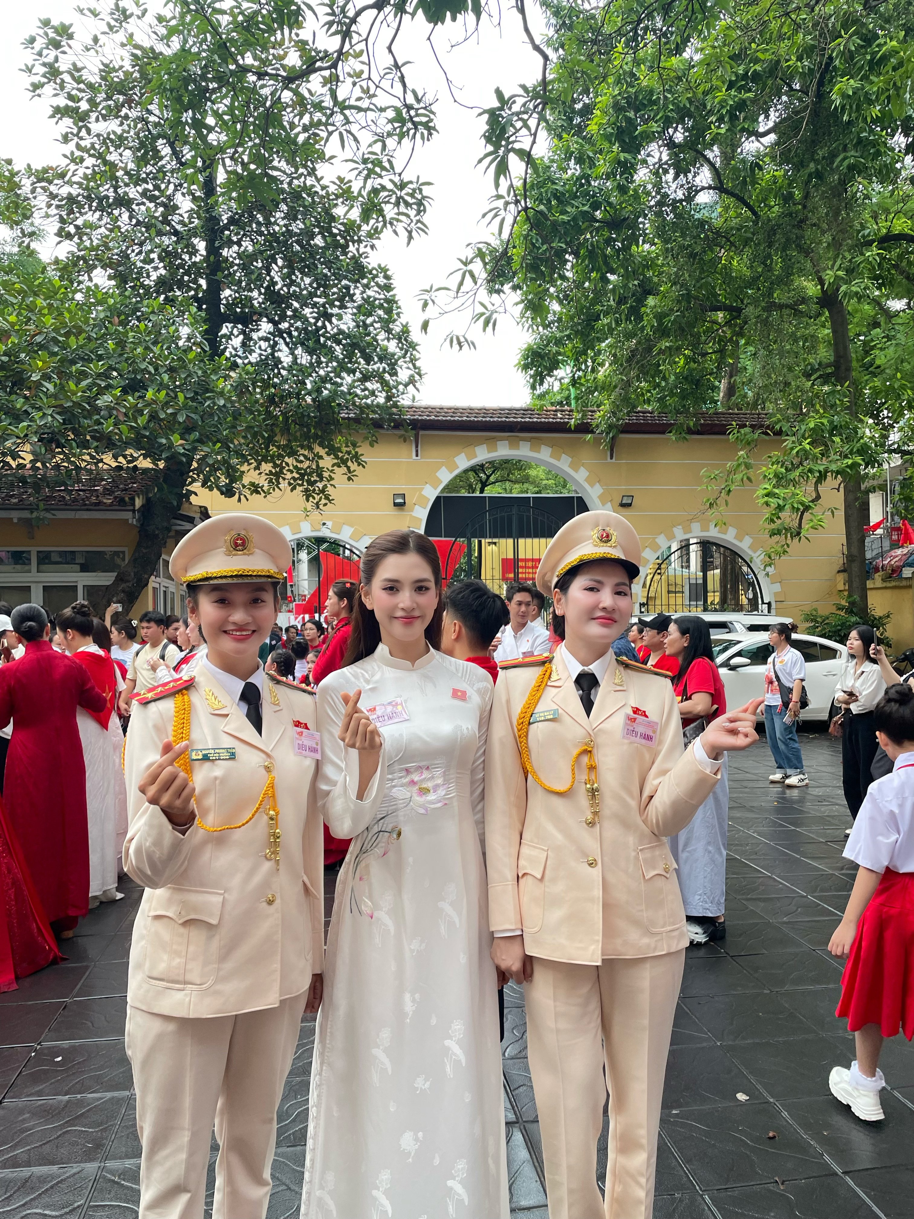 Hoa hậu Tiểu Vy đọ sắc cùng Thiếu tá công an vào vai girl phố - 2