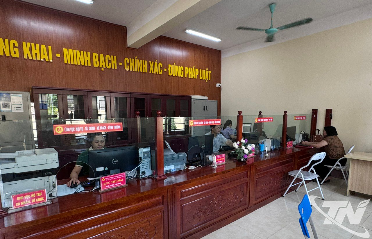 O Centro de Serviços de Administração Pública da Comuna de Bach Thong aplica a transformação digital para atender as pessoas na construção de novas áreas rurais inteligentes.