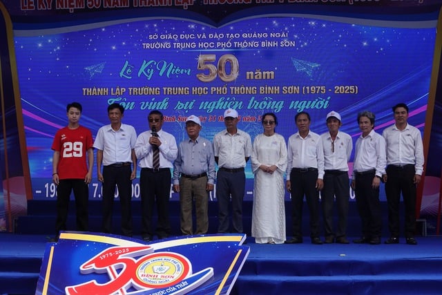 Xúc động trong ngày hội 50 năm Trường THPT Bình Sơn - Ảnh 5.