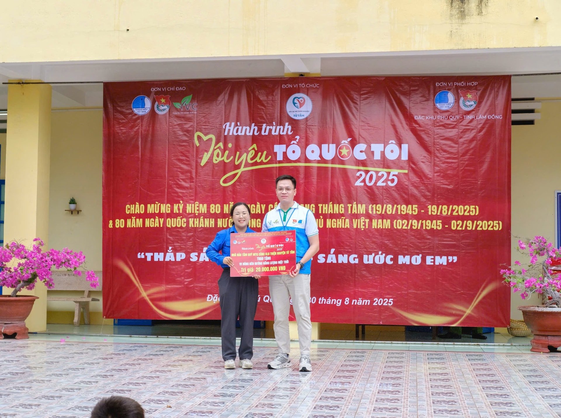 Entrega do símbolo do projeto de iluminação da estrada rural à União da Juventude da Zona Especial de Phu Quy