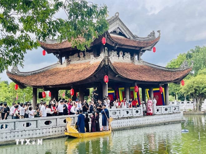 ttxvn-du-lich-tau-hoa-ha-noi-bac-ninh-hanh-trinh-ket-noi-di-san-quang-ba-van-hoa-vung-kinh-bac-8246897-4.jpg