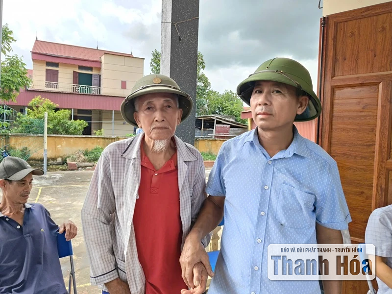 Xã Định Hòa huy động cán bộ về tận thôn phát quà 2/9 cho Nhân dân