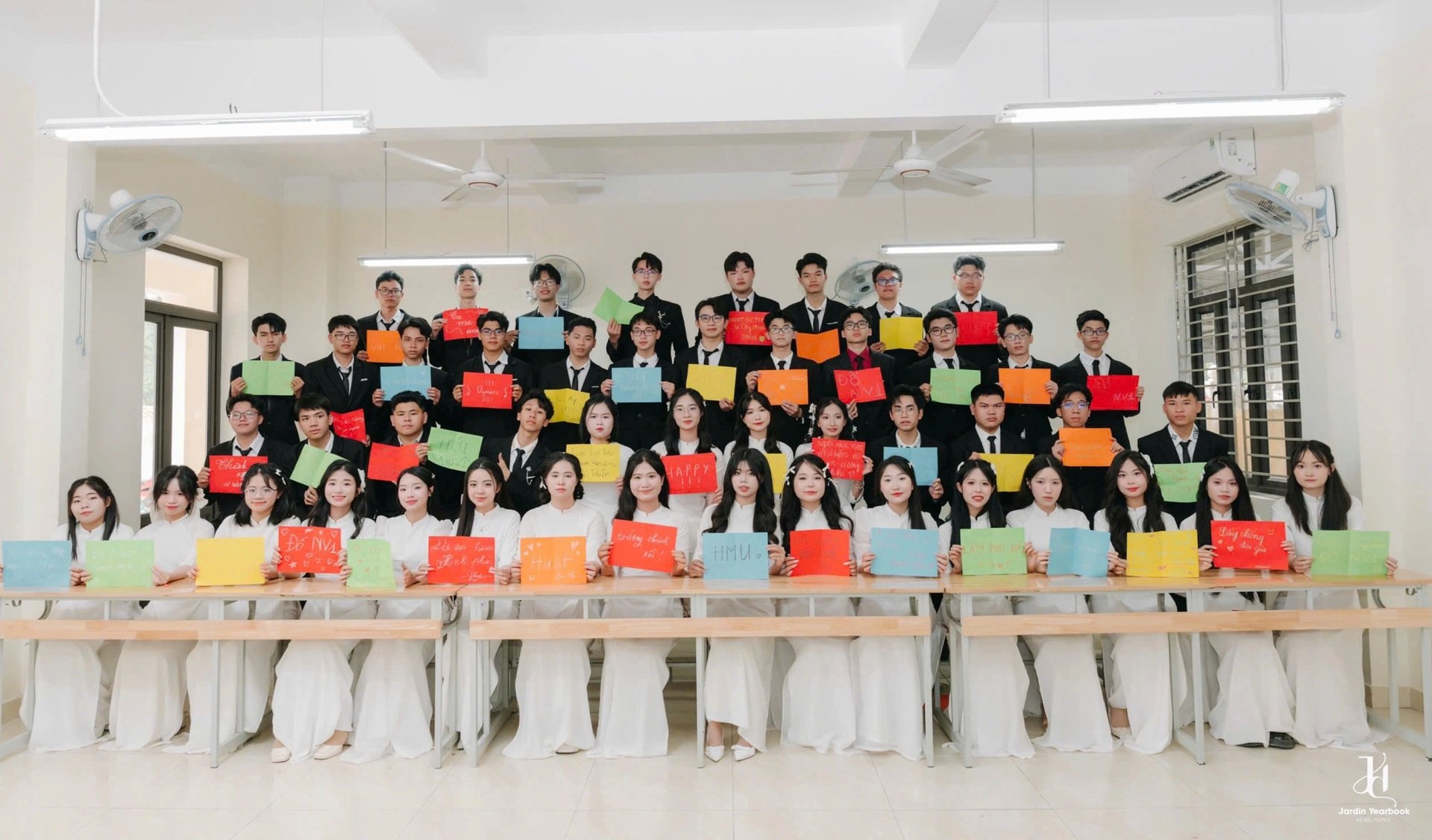Nam sinh lọt top 0,1% toàn quốc, không học thêm vẫn thủ khoa kép  - 2