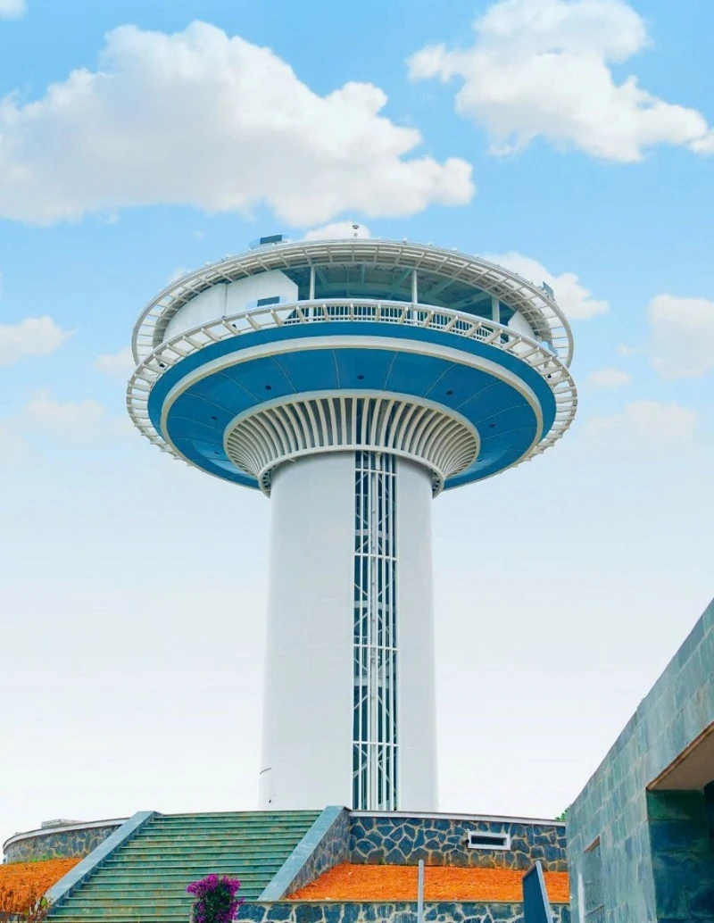 UFO-Station - Raumschiff fliegt am Himmel