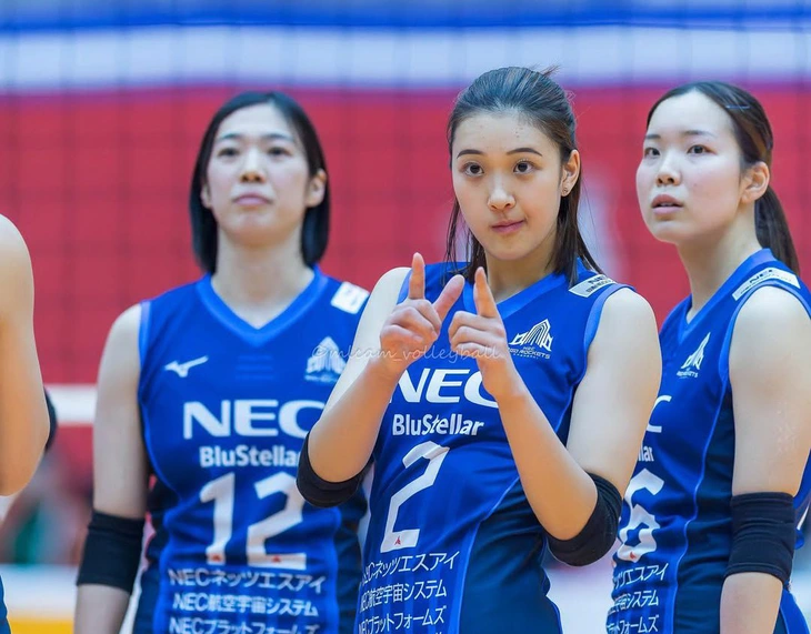 日本のバレーボールスターの美貌が世界大会で熱狂を巻き起こす