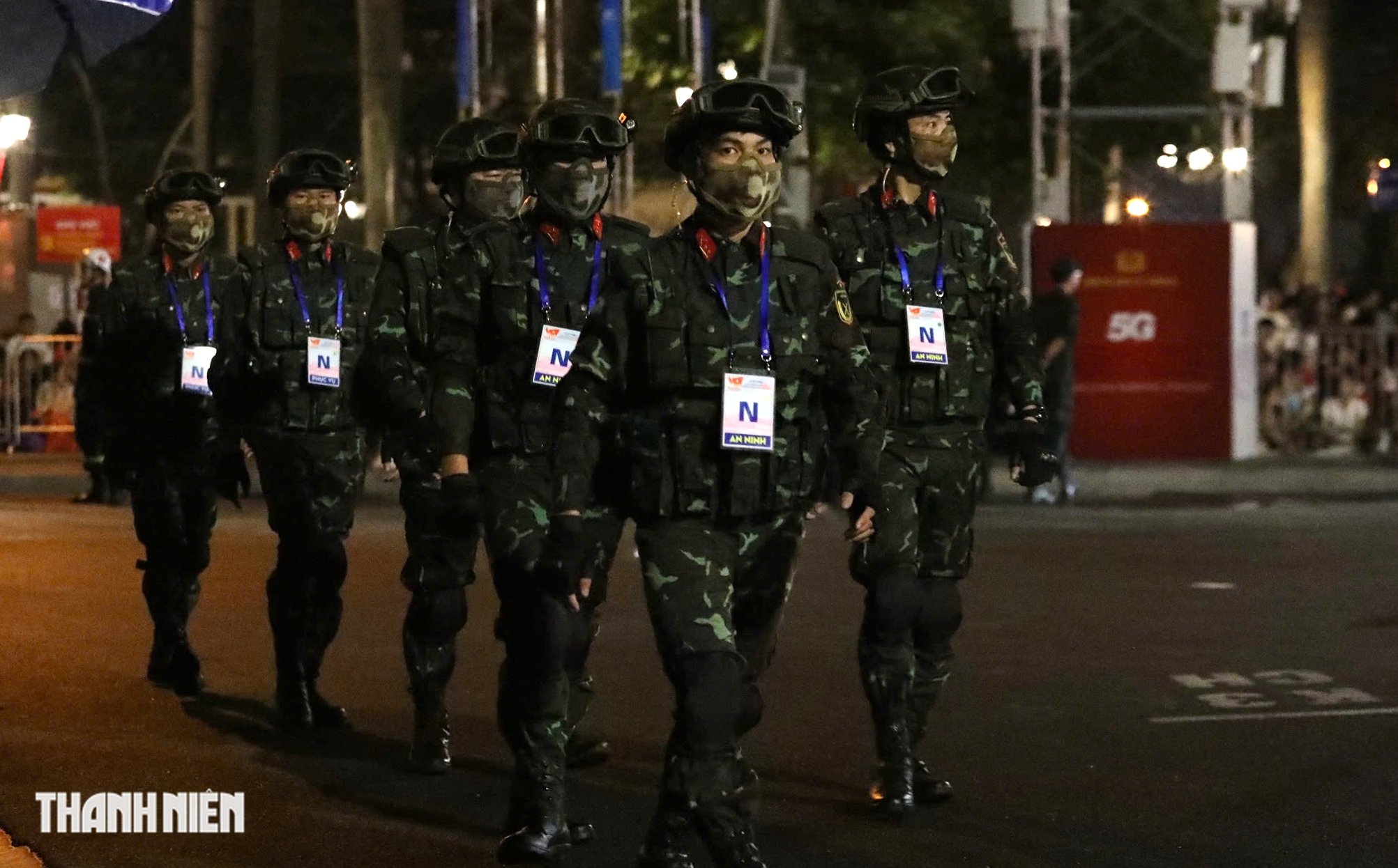 Des forces masquées, « indiscernables », protègent le bloc militaire étranger sur l'A80 - Photo 2.