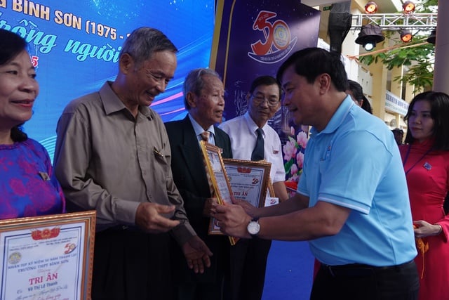 Xúc động trong ngày hội 50 năm Trường THPT Bình Sơn - Ảnh 3.