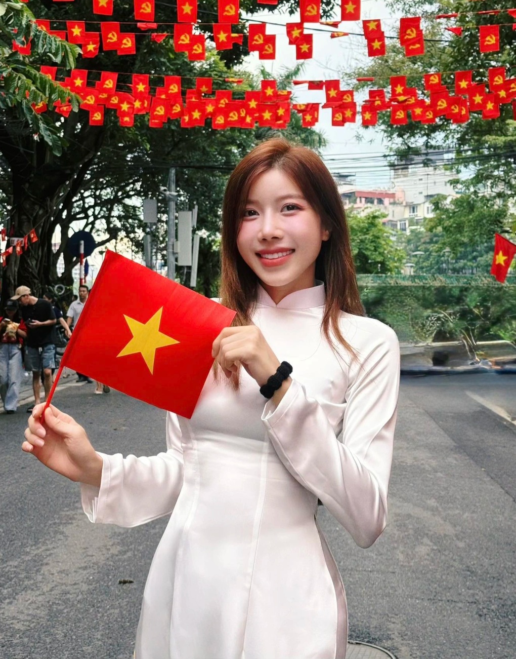Chị đẹp Trang Pháp được người dân Hà Nội giúp ủi áo dài diễu hành A80 - 1