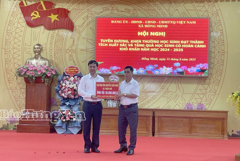 Mr. Nguyen Xuan Nghi's family in Than Khe commune supported the Hong Minh commune's education promotion fund with 50 million VND.