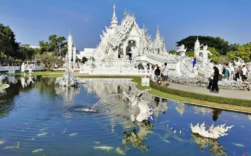 Wat Rong Khun (Chùa Trắng) là một ngôi chùa Phật giáo ở Pa O Don Chai (thuộc huyện Mueang) - là địa điểm thu hút khách du lịch nhất ở Chiang Rai, Thái Lan.