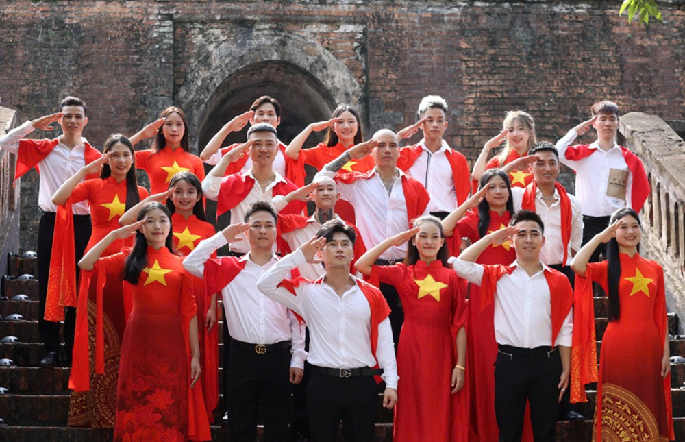 Traditionelles vietnamesisches Ao Dai begleitet Veranstaltungen zum Nationalfeiertag – Foto 2