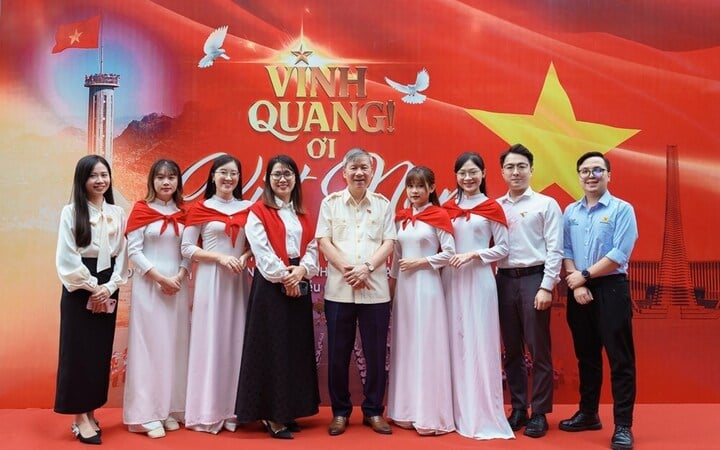 Profesor, Doctor, Héroe del Trabajo Nguyen Anh Tri y jóvenes.