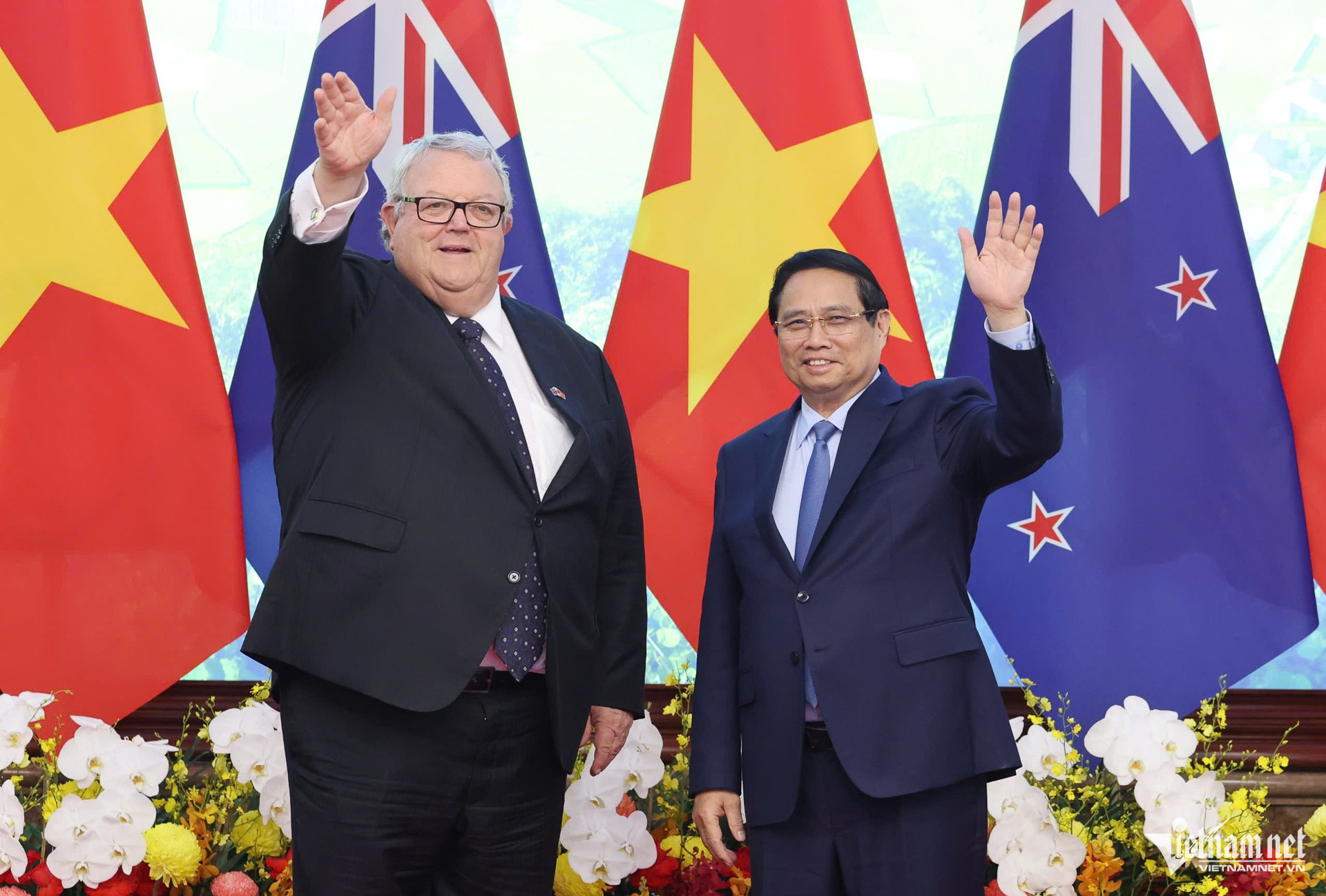 W-_Gerry Brownlee   Phạm Minh Chính 6.jpg