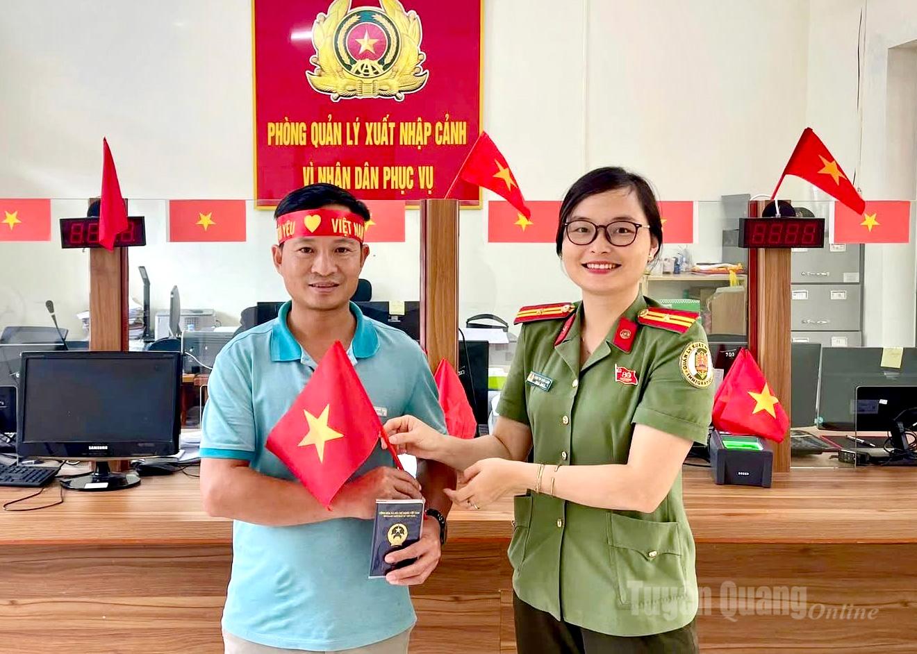2 ستمبر کو قومی دن کی تعطیل کے موقع پر، Tuyen Quang صوبائی پولیس نے افسروں اور سپاہیوں کو ان شعبوں میں انتظامی طریقہ کار حاصل کرنے اور سنبھالنے کے لیے برقرار رکھا: شناختی کارڈ، الیکٹرانک شناخت، مہریں اور پورے صوبے میں افراد، تنظیموں، کاروباروں اور پارٹی ممبران کے لیے پارٹی کارڈ جاری کرنا اور ان کا تبادلہ کرنا۔