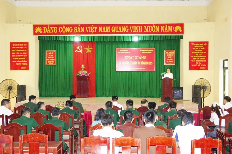 การเรียนรู้ภาษาถิ่นเพื่อเสริมสร้างความสัมพันธ์ระหว่างกองทัพและประชาชน
