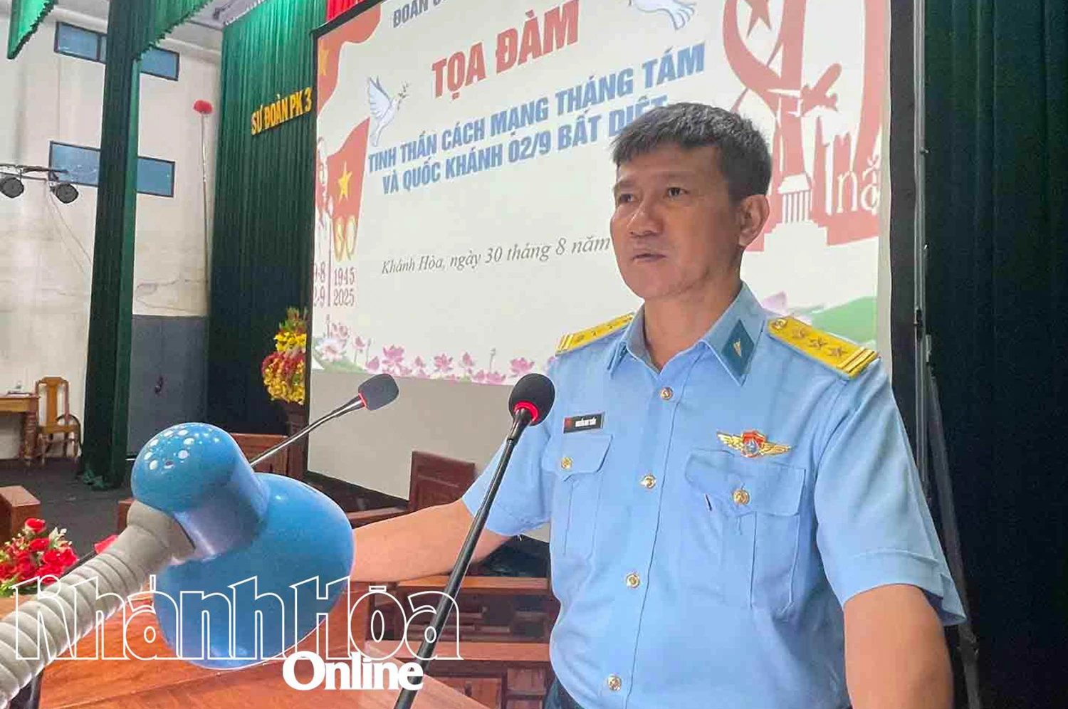 Lieutenant Colonel Nguyen Duy Tuan gave a speech directing the discussion.