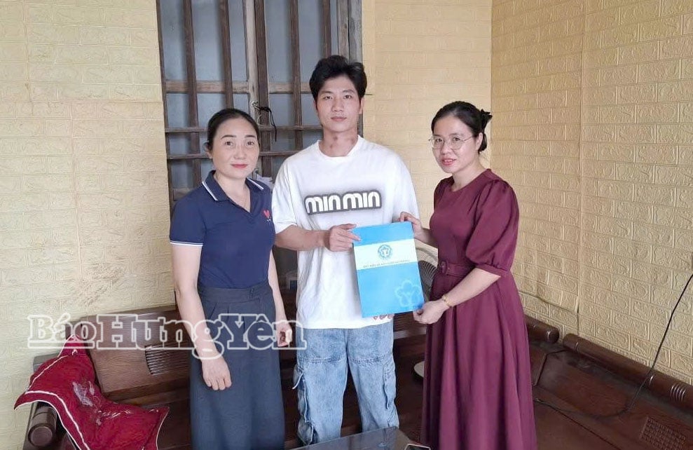 សម្ព័ន្ធនារីឃុំ Quynh Phu ផ្តល់ប័ណ្ណធានារ៉ាប់រងសុខភាពដល់កុមារកំព្រាក្នុងឱកាសឆ្នាំសិក្សាថ្មី។