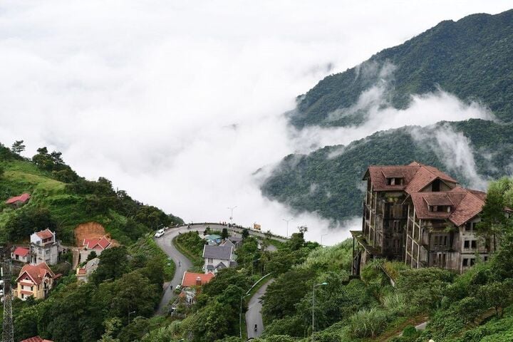 Das Panorama von Tam Dao gleicht einer Miniaturstadt in der Höhe, hervorgehoben durch einige Gebäude, die noch immer klassische Merkmale aufweisen. (Foto: Internet).