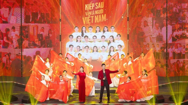 พิธีกร Quoc Tri และนักร้อง Thanh Ngoc ร้องเพลงคู่กันในคืนสุดท้ายของรายการ The TVFace - Television Face 2025 (ภาพ: NVCC)