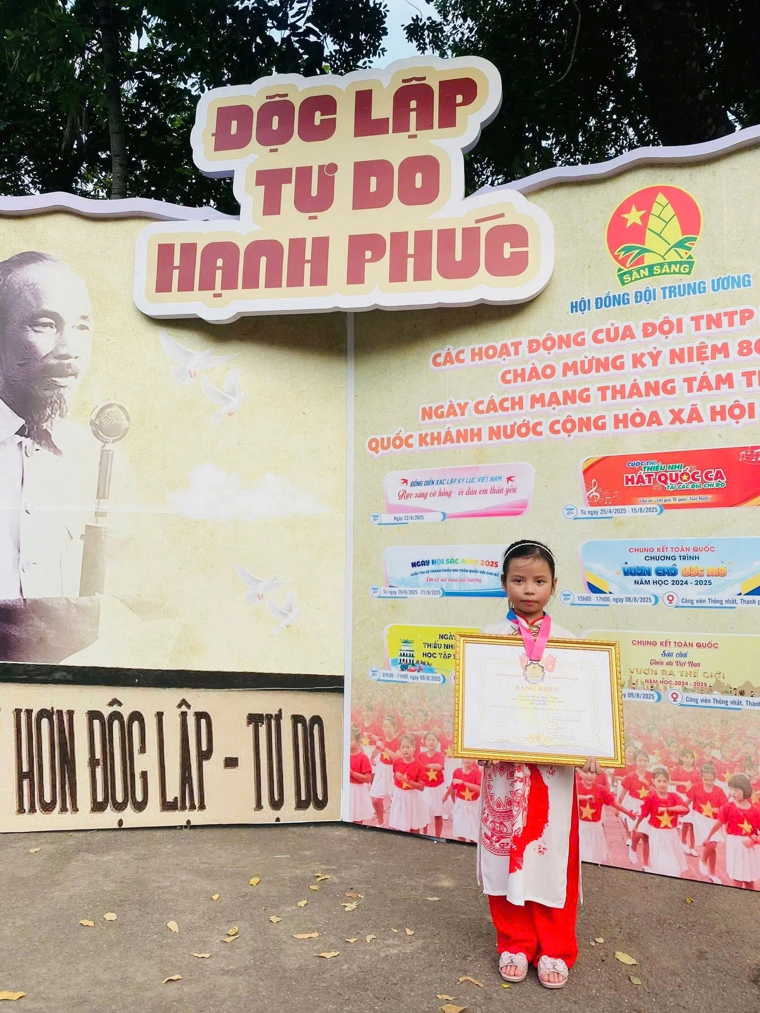 ບ່າ​ວ​ຈ່າງ​ໄດ້​ຮັບ​ໃບ​ຢັ້ງ​ຢືນ​ຄວາມ​ດີ​ຈາກ​ຄະ​ນະ​ກຳ​ມະ​ການ​ຊາວ​ໜຸ່ມ​ສູນ​ກາງ​ໂດຍ​ຜູ້​ຈັດ​ຕັ້ງ​ການ​ປະ​ກວດ - ພາບ: NVCC