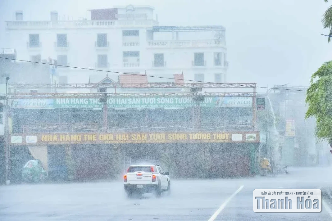 วันที่ 31 สิงหาคม พื้นที่ทัญฮว้ามีฝนตกกระจายและพายุฝนฟ้าคะนอง