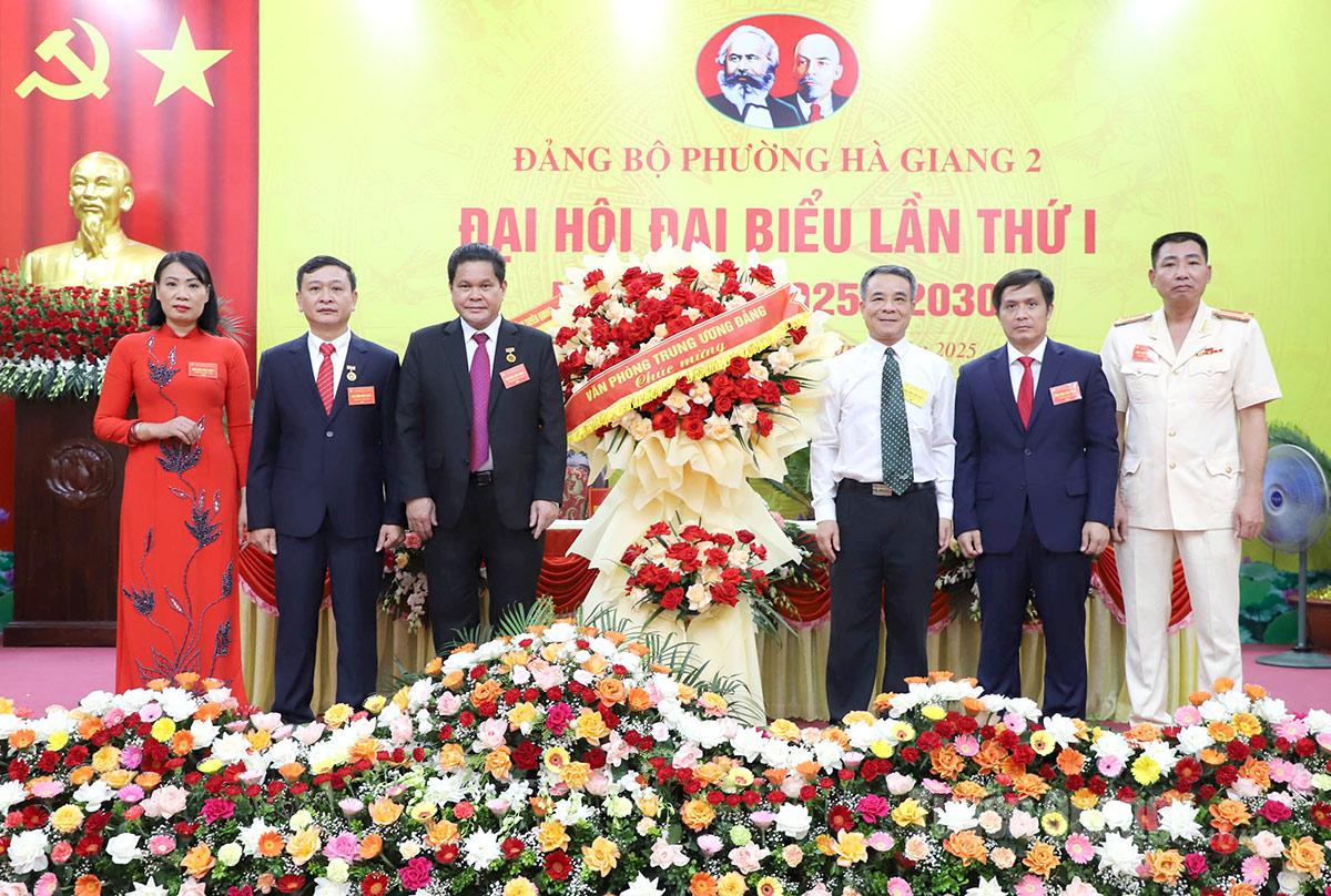 Lãnh đạo Vụ Địa phương 1 Văn phòng Trung ương Đảng tặng hoa chúc mừng Đại hội.