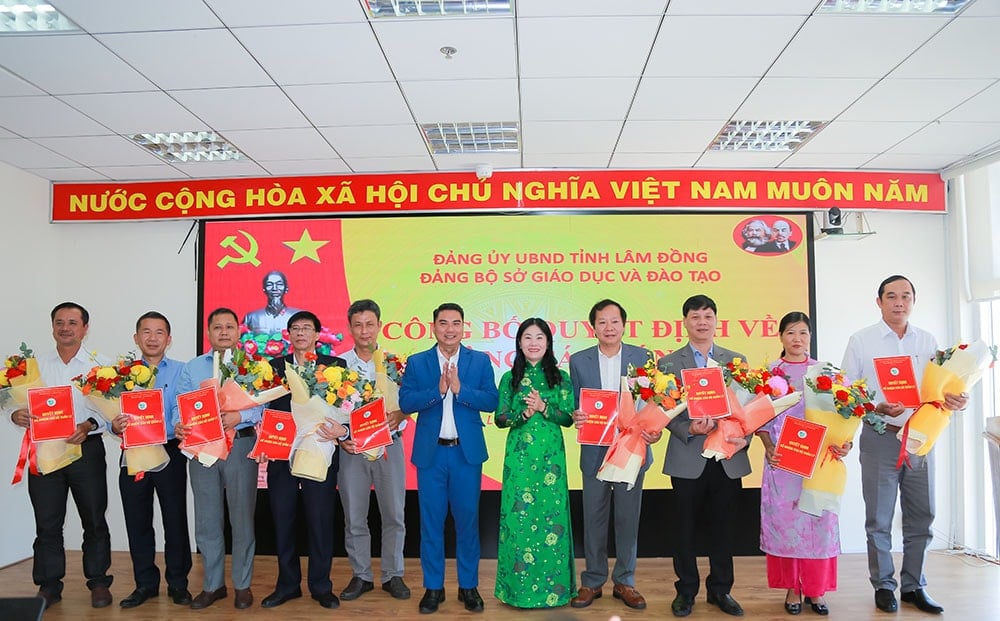 Đồng chí Bí thư và Phó Bí thư Đảng bộ Sở tặng hoa chúc mừng các đồng chí Bí thư chi bộ