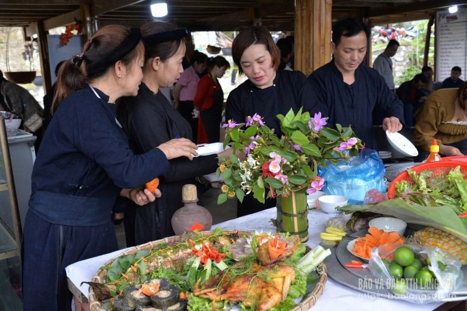 Đại diện chủ homestay trên địa bàn xã Vũ Lăng tham gia chương trình tập huấn trang trí món ăn 