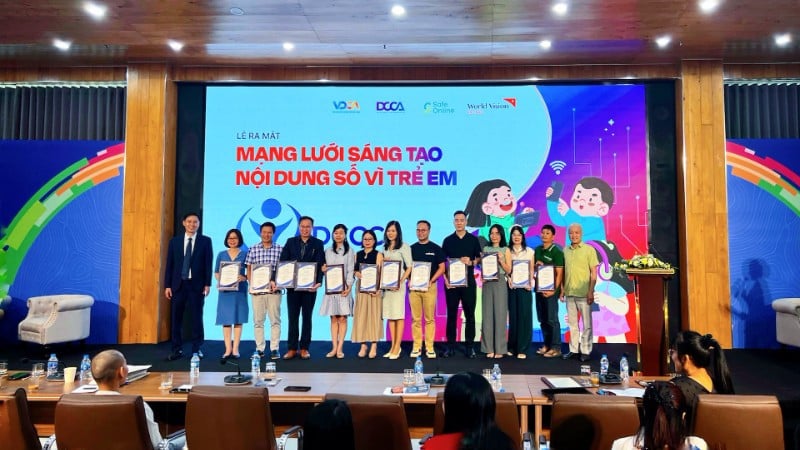 Đại diện một số tổ chức thành viên sáng lập Mạng lưới DCCC ra mắt.