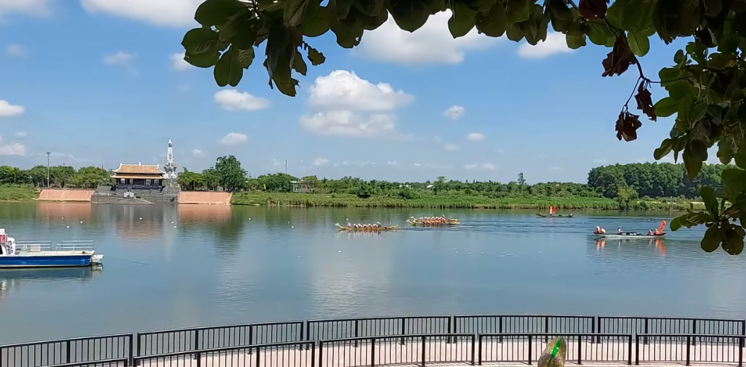 Đua thuyền trên sông Thạch Hãn