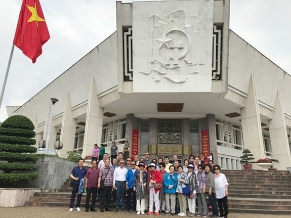 Khách du lịch tham quan Bảo tàng Hồ Chí Minh. Ảnh: qdnd.vn