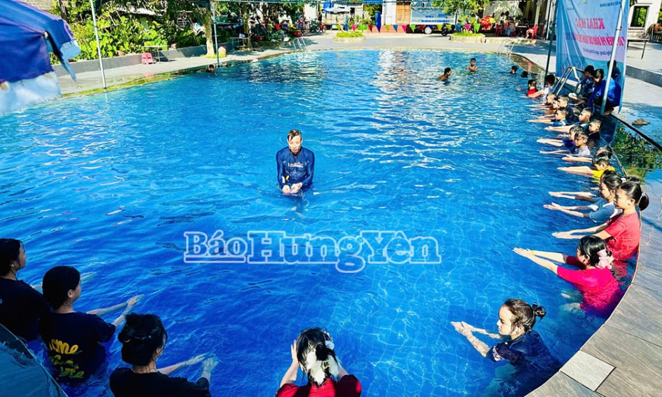 Xã Hồng Quang tổ chức dạy bơi miễn phí cho thanh, thiếu nhi