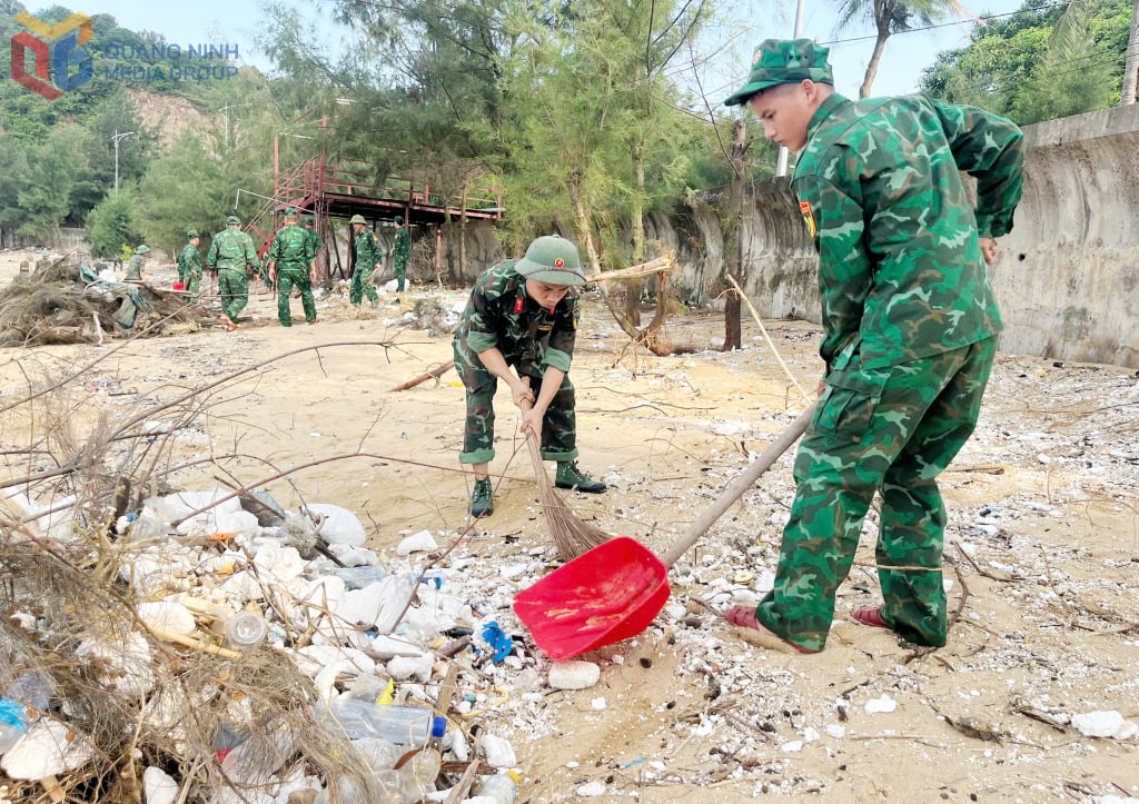 Đồn Biên phòng Đảo Trần (BĐBP tỉnh) phối hợp với Tiểu đoàn 1 (Lữ đoàn Công binh 513, Quân khu 3) tổ chức ra quân dọn vệ sinh môi trường dọc bãi biển.