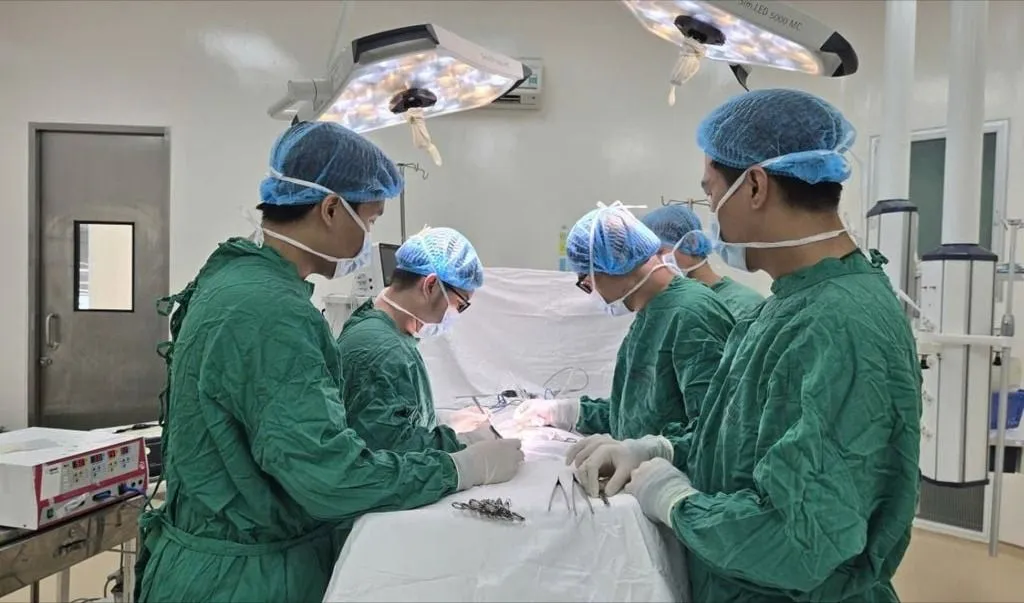 Cứu sống người đàn ông bị xe tải cán bụng, nhiều tạng dập nát