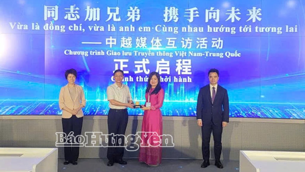 តំណាងភាគីទាំងពីរបានផ្លាស់ប្តូរវត្ថុអនុស្សាវរីយ៍។