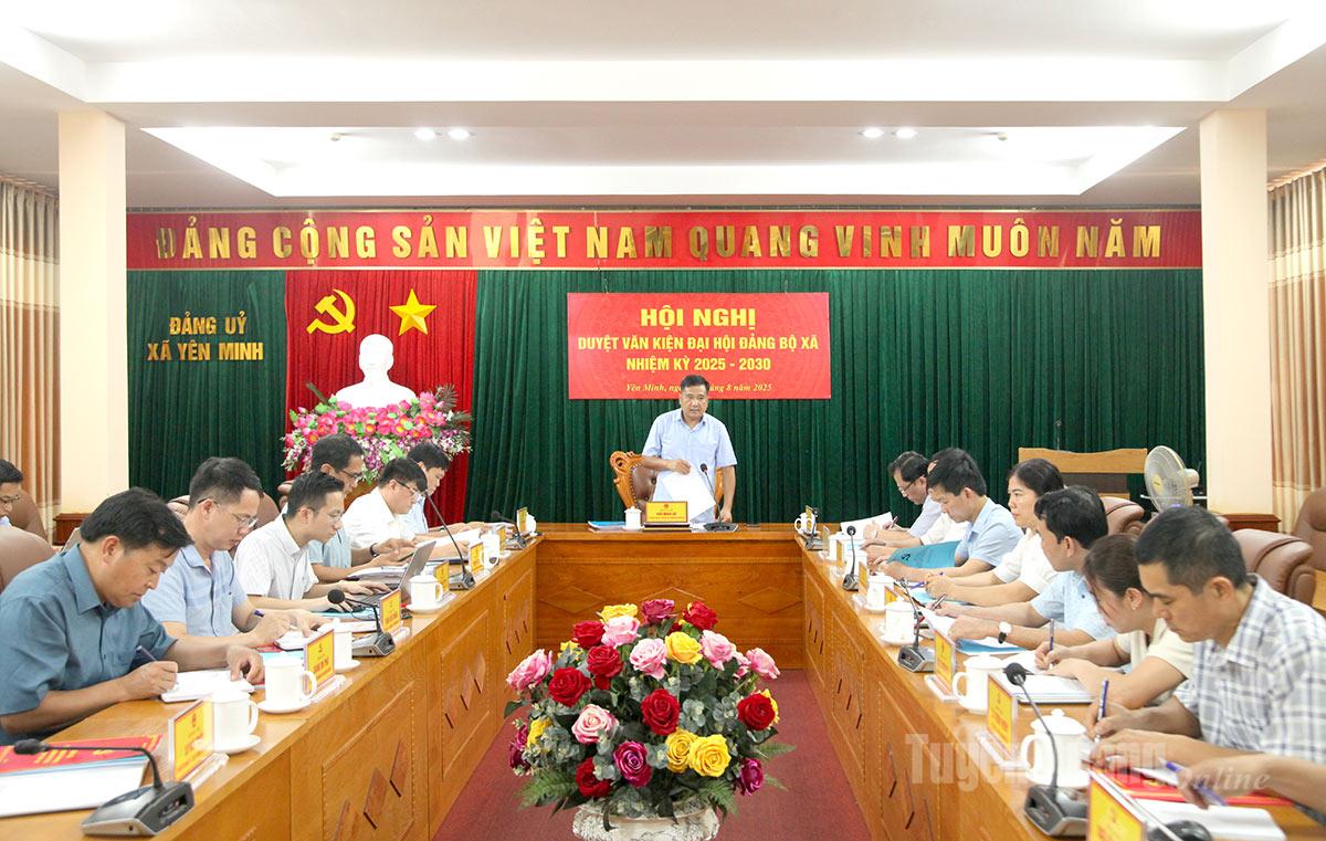 Đồng chí Phó Chủ tịch Thường trực HĐND tỉnh Hầu Minh Lợi chủ trì hội nghị duyệt văn kiện Đại hội Đảng bộ xã Bạch Đích.