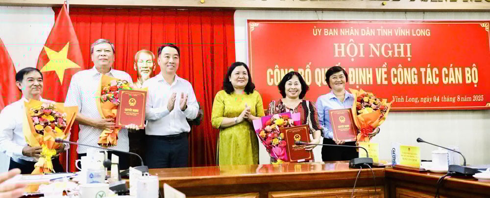  Bà Hồ Thị Hoàng Yến- Phó Bí thư Thường trực Tỉnh ủy và ông Lữ Quang Ngời- Phó Bí thư Tỉnh ủy, Chủ tịch UBND tỉnh trao quyết định và tặng hoa cho các đồng chí nghỉ hưu.