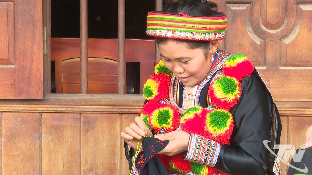 Chị Triệu Thị Thanh ở Bản Cuôn, xã Chợ Đồn học thêu hoa văn trên trang phục.